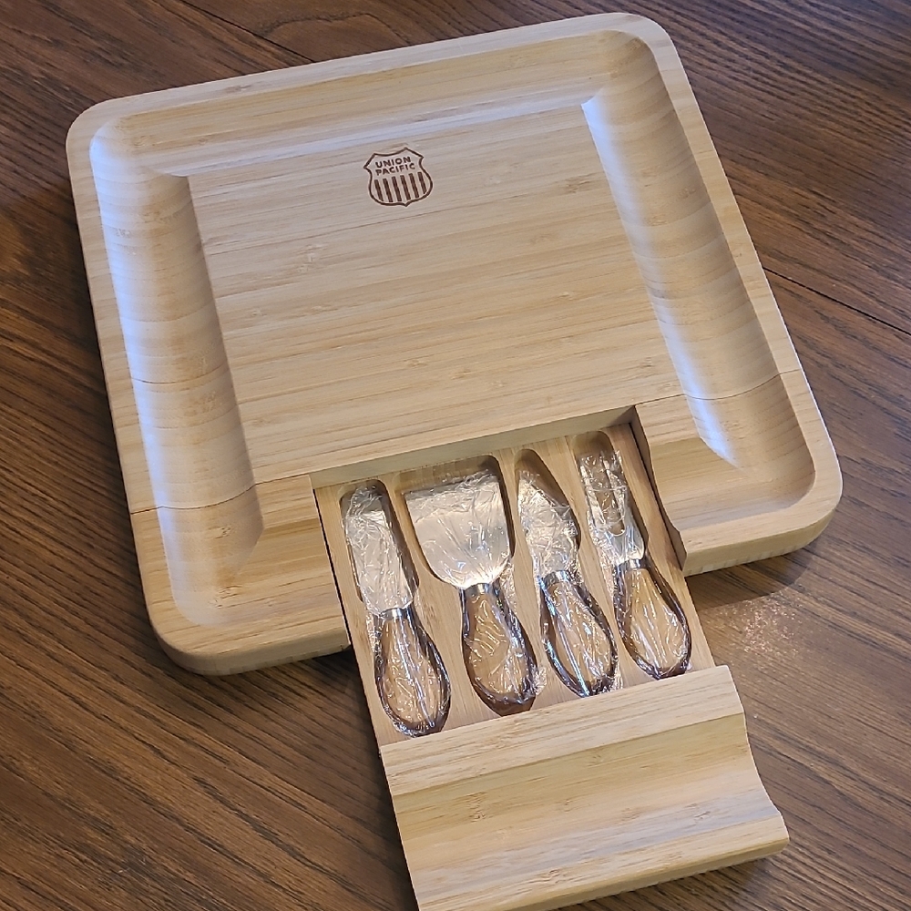 Union Pacific Bamboo Cheese Board and Knife Set ♥